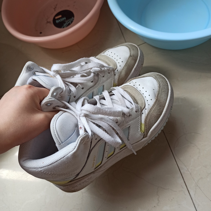 阿迪达斯女鞋38码  正品 ，万达购入 断...