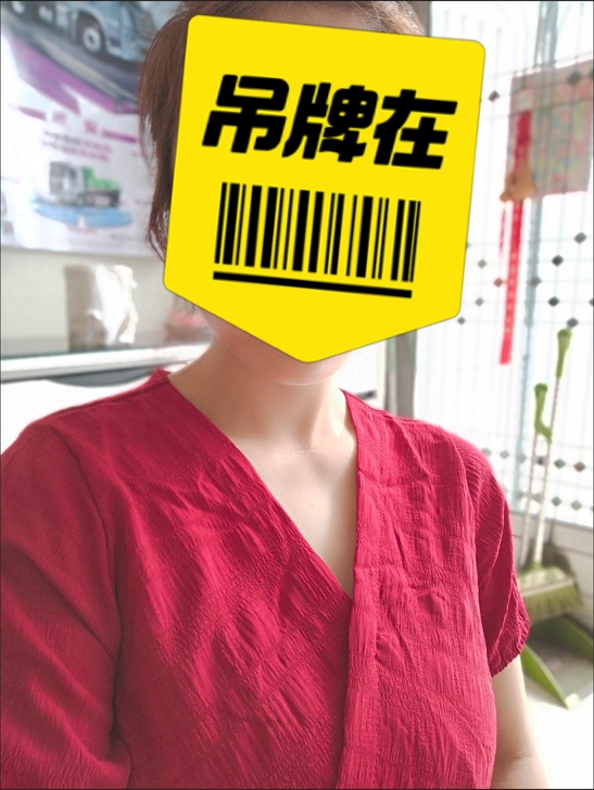 好看的酒红色连衣裙，今天刚收到货，买小了，...