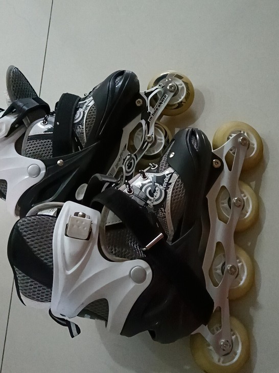 溜冰鞋一双，闲置。完好无缺。