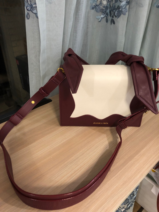 全新小ck撞色拼色斜挎包，轻微瑕疵包上有一...