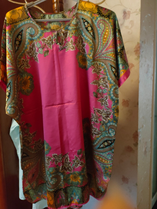 两件28元，不退。玫红色带花的开配裤子或者...