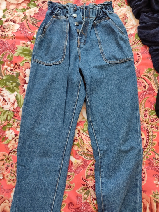 牛仔裤，几乎全新，松紧腰。均码，建议平时穿...