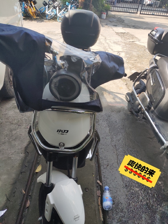 刚买的几乎全新小刀锂电池电动车