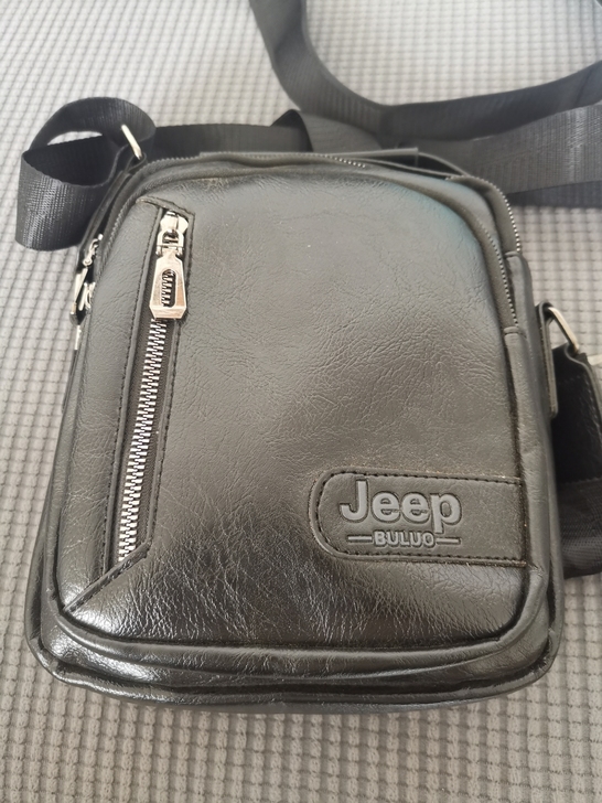 全新牛皮男士肩包，高23厘米，宽20厘米。...