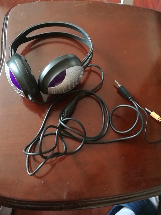 耳机，闲置。转给用它之人。