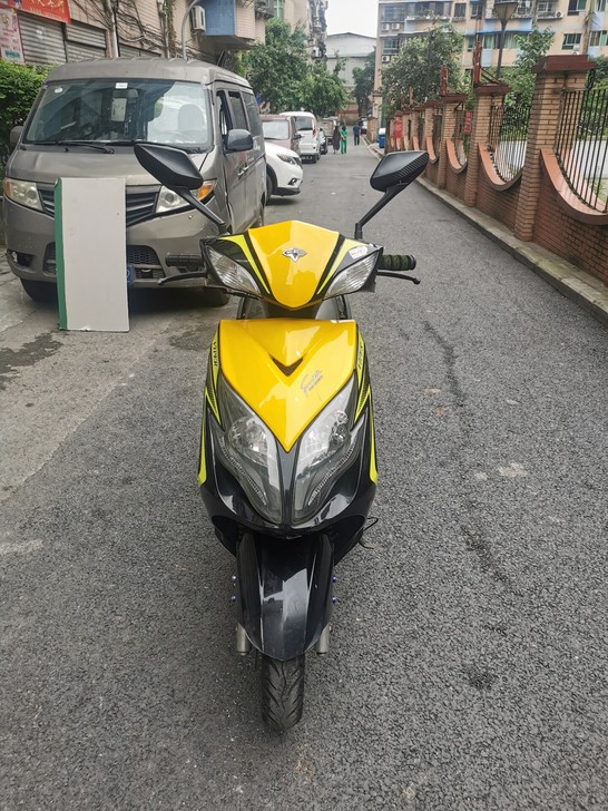 踏板摩托车雷霆王125cc摩托车