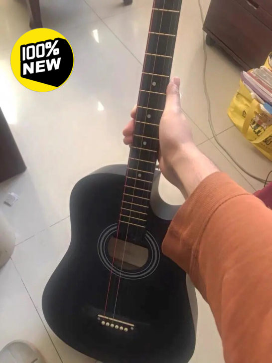 我是吉他老师，大学毕业后和朋友合作开了琴行...