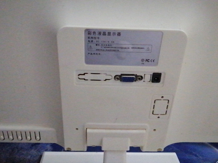 19寸小白显示器有条细红线不影响使用！介意...