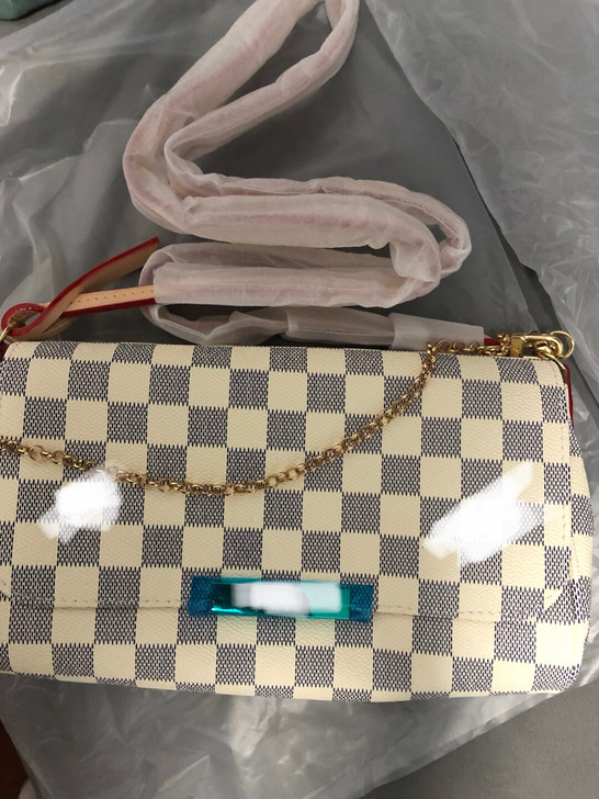 时尚白色斜跨包,全新,喜欢的私聊吧,入的坑~