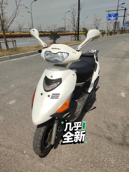 铃木超人150踏板摩托车