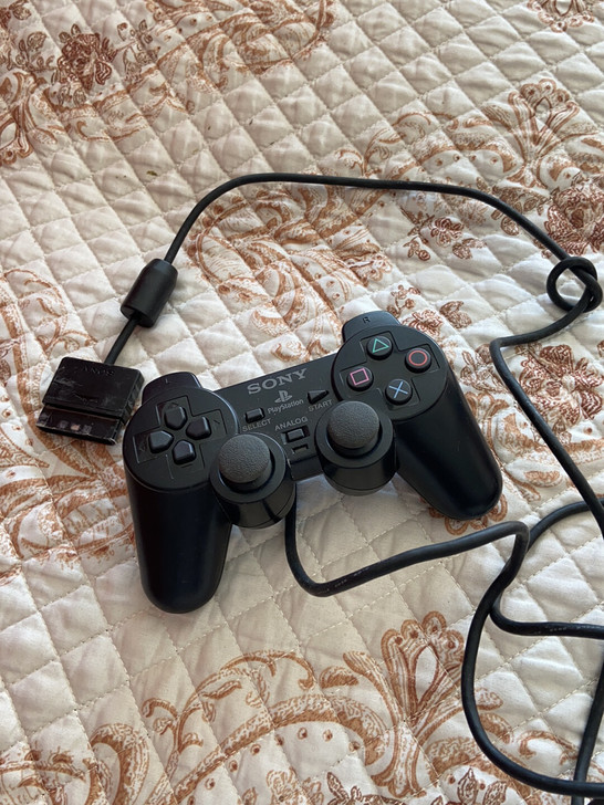 索尼游戏手柄一个实物如图，只有一个，所以也...