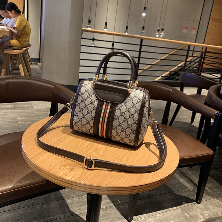 休闲斜挎女士枕头包，全新的