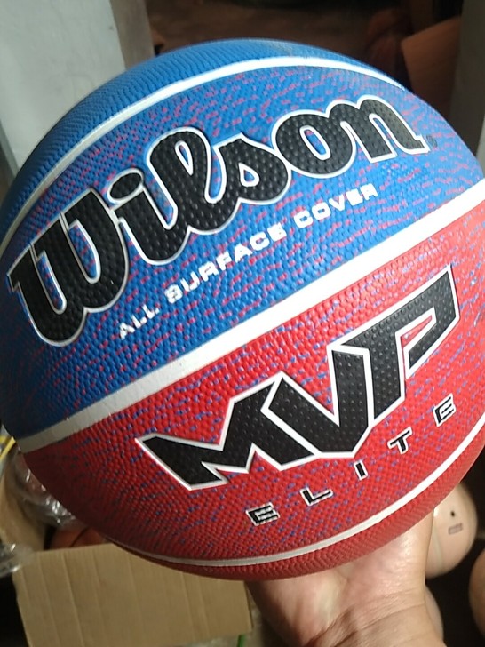 篮球，二手正品威尔胜七号橡胶一体耐磨高弹，...