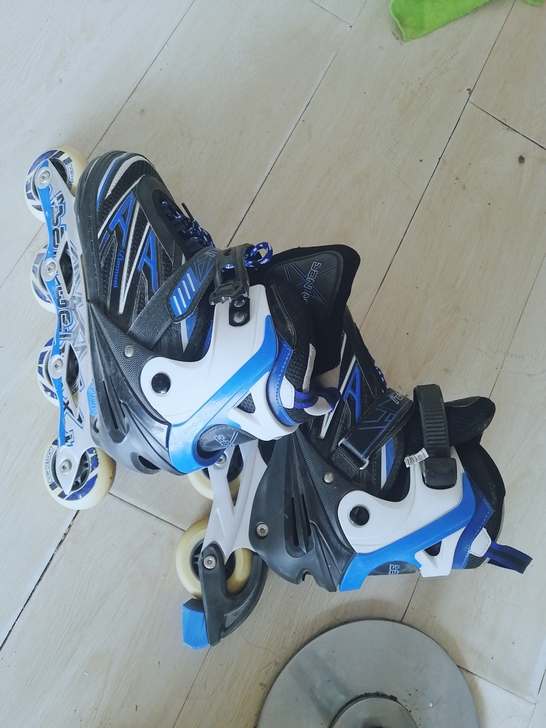 轮滑鞋 男，就滑过两次。42-45号都可以...