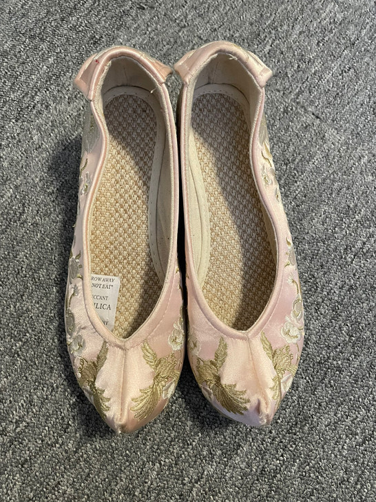十三余粉色汉服绣花鞋