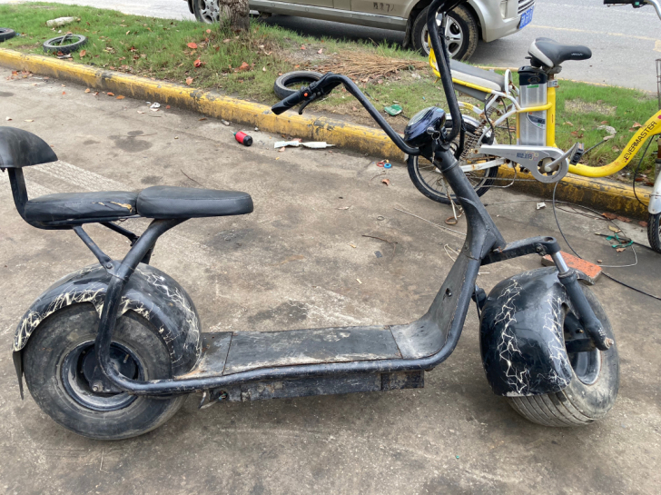 帮朋友转让一辆绿源牌哈雷款电动车一辆！电瓶...