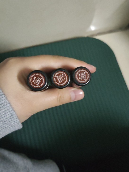 别人送的口红 ，有相同色号了。