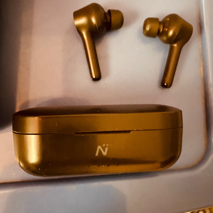 闲置无线蓝牙耳机。有需要的可以联系我。带了...