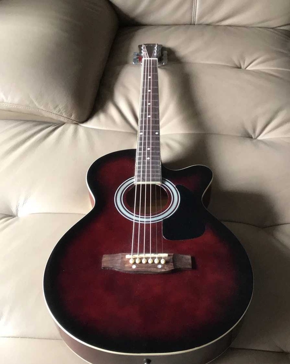 吉他贱卖，闲置一段时间。