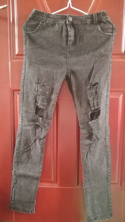 黑色破洞牛仔裤,有弹力,颜色更接近图四,穿...