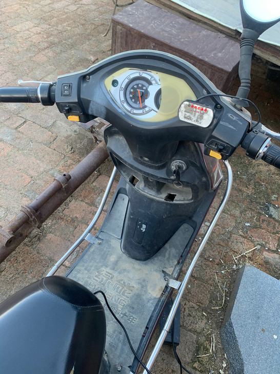 绿源电动车，外观不咋好，充一次电能跑40多...