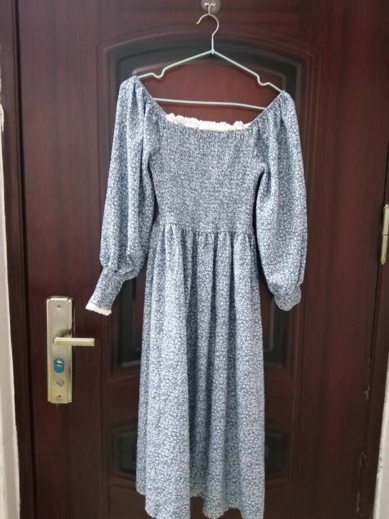 蓝色碎花连衣裙，雪纺面料很舒服，没有洗过也没有穿过，第一张照