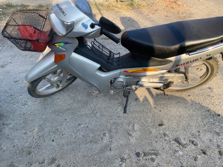铃木赛驰弯梁摩托车，钓鱼神器，换了踏板所以...