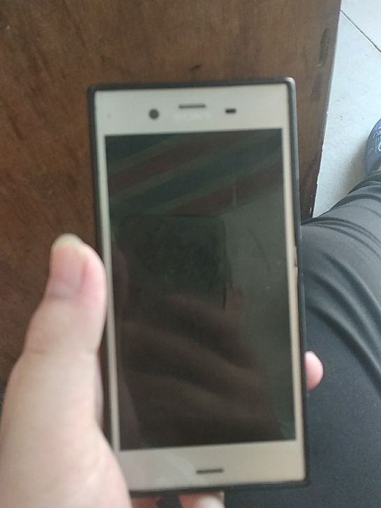 索尼xz1手机指纹地方中框裂开了不影响正常...