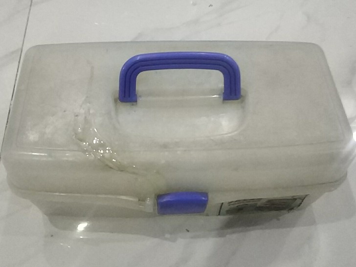 美术 工具箱 有裂缝已用胶粘上。不影响...