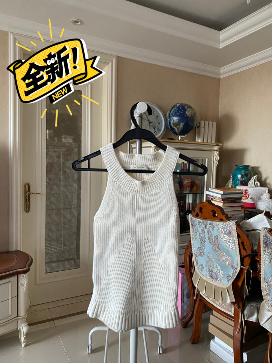 女士白色上衣背心