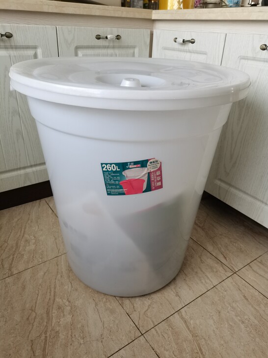 最大号家用储水桶带盖子，加厚塑料的，用不上...