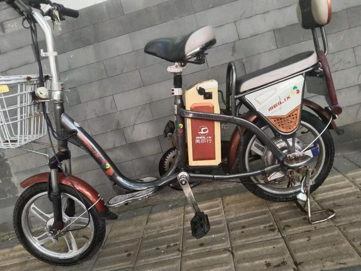 美丽行锂电池电动车，有永久白牌，刹车喇叭灯...