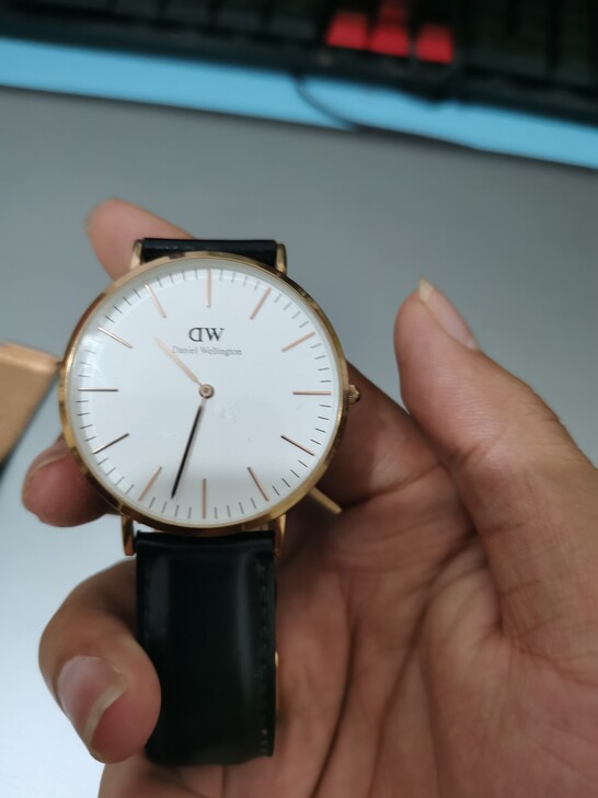 工作期间手表店买的dw手表，肯定正品，自己...
