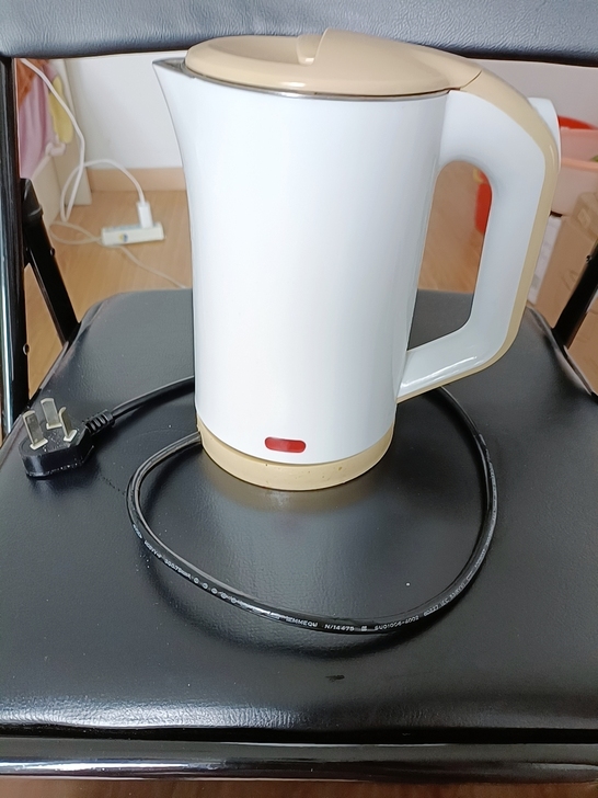 1L热水壶。使用了半年左右！方便携带！适合...