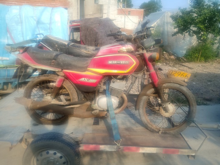老式摩托车出售，可以打着火。