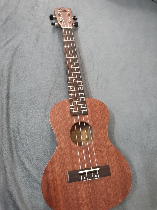 闲置出，桃花芯木尤克里里，九成新，几乎没有...