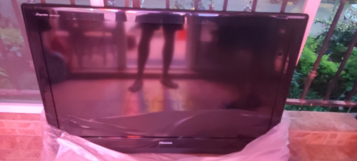 海信电视，屏幕有小缝，侧边按键有点不灵，没...