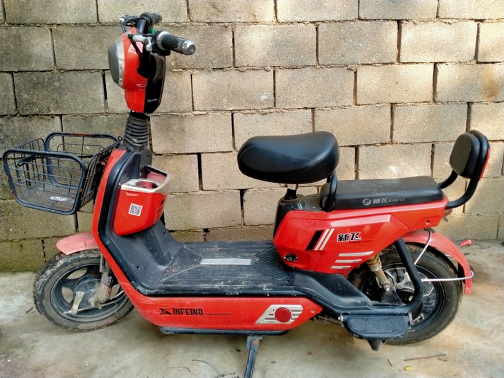 出售电动车一辆，骑不到了，电瓶是48伏32...