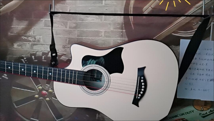 全新吉他，由于没有什么天赋，感觉太难了，就...