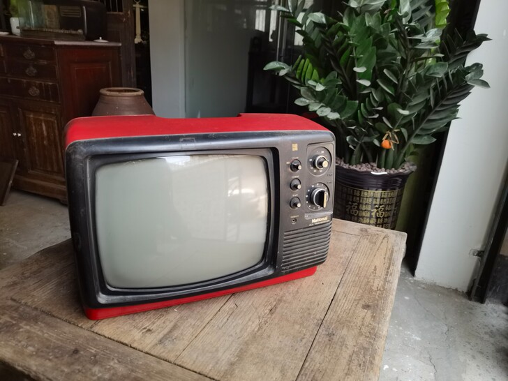 7.80年代日立红色小电视