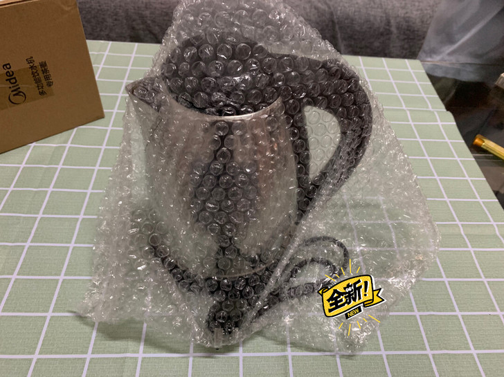 全新半球热水壶，瑕疵底部，不影响使用