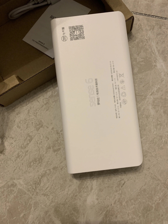 出一个罗马仕充电宝，两万毫安的，没用多久