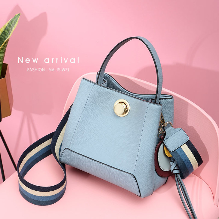 大容量单肩水桶包2021春新款潮宽肩带包包...