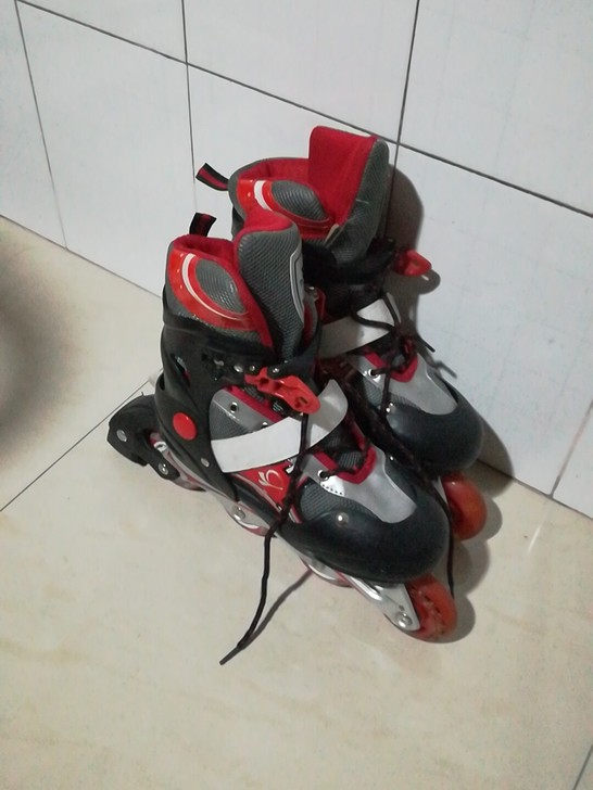 二手男童溜冰鞋,35到36可以穿一共才用了...