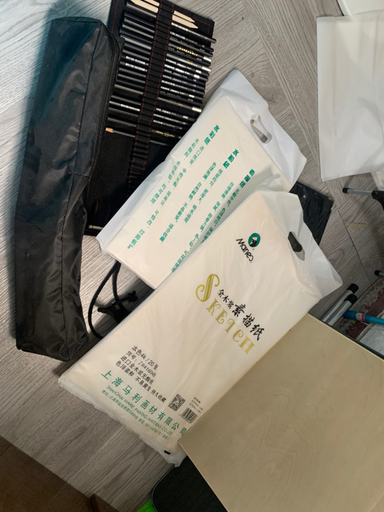 素描套装，买来就画过一次，有画板，架子，速...