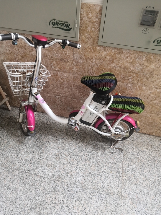 爱玛自行车款电动车，48v12a锂电池的，...