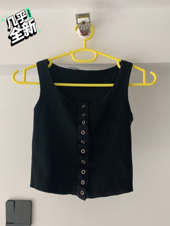 露脐背心 按扣 有点厚度的面料 质感好