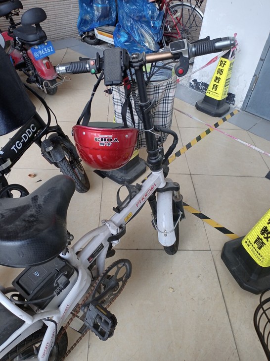 凤凰锂电池电动车，可折叠。充满电可行驶25...