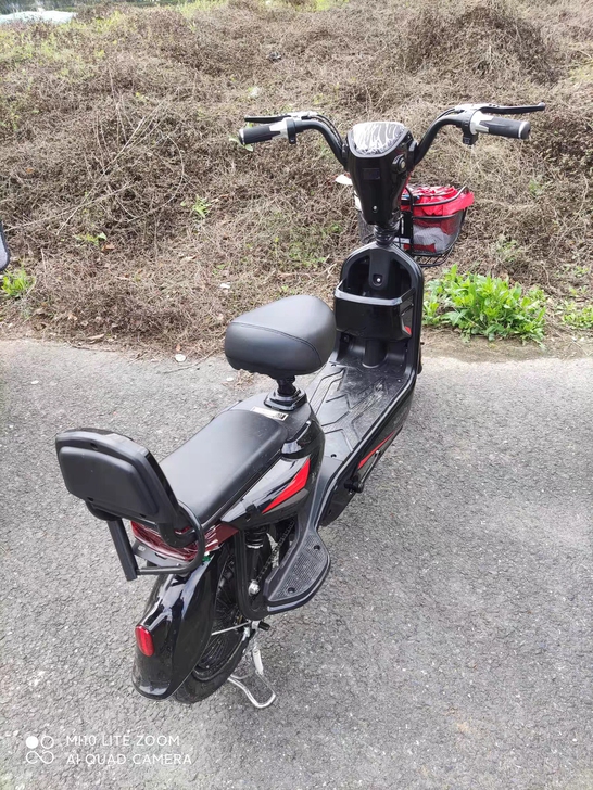 新日电动车，换新车了，白色爱玛准新车今日特...