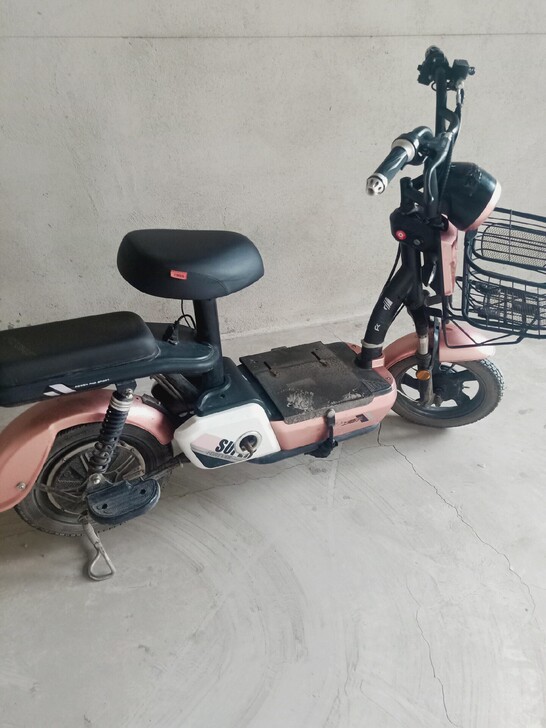 永久电动车，新换电池四块。手续齐全。真空胎...